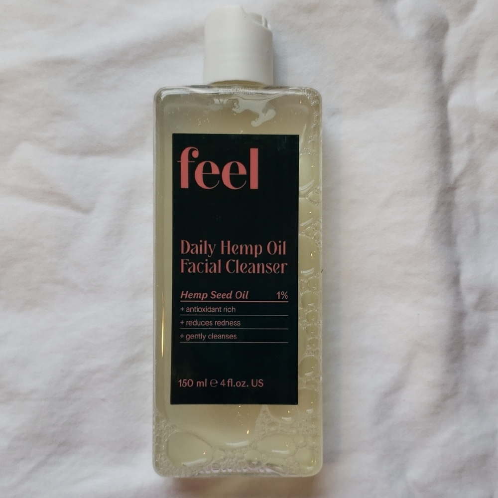 Feel brand  Daily Oil Facial Cleanser  4 oz Full Size